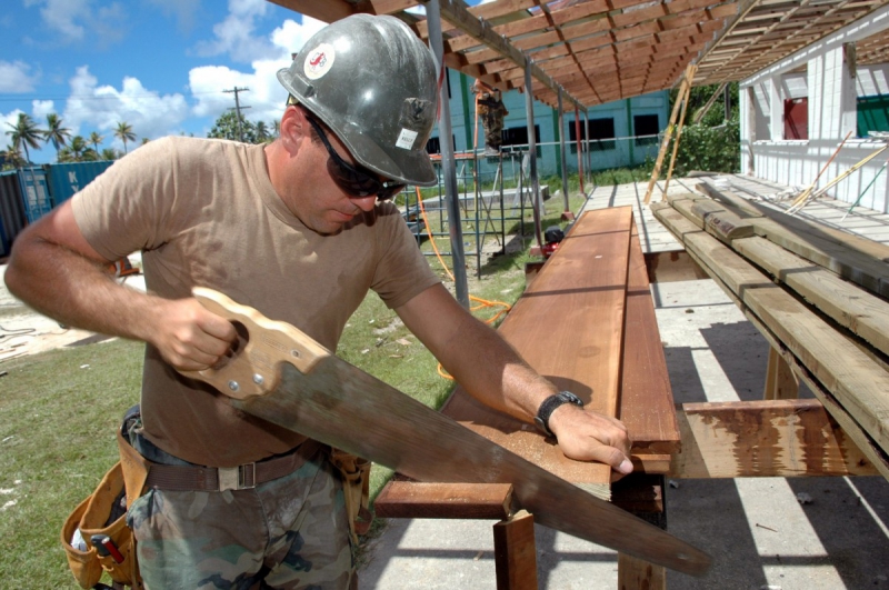 menuisier-VENANSON-min_worker_construction_building_carpenter_male_job_build_helmet-893290